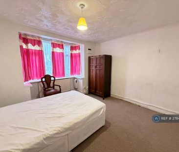 4 bedroom semi-detached house to rent - Photo 3