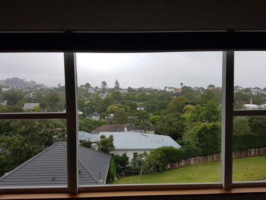 Charming 3-Bedroom Upstairs Apartment with Stunning Views in Remuera - Photo 1