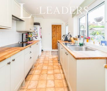 4 bedroom house to rent Cantelupe Road, RH19 - Photo 4