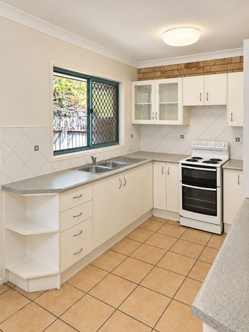 Comfortable 2-Bedroom Townhouse in Convenient Annerley Location - Photo 3