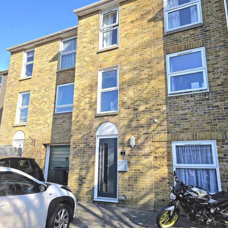 1 bedroom in a house share to rent - Photo 1
