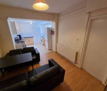 5 Bed Student Accommodation - Photo 2