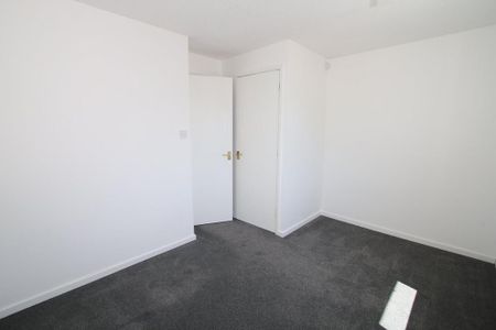 2 bedroom end of terrace house to rent - Photo 3