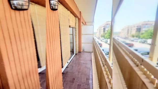 Room in a shared 4-bedroom apartment for professionals in Paterna, bills included - Photo 1