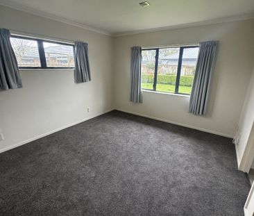 Step into comfort and convenience with this well-presented four-bed... - Photo 5