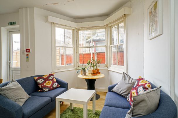 🏡 Large Victorian House - All Bills Included - Lounge & Garden! 🏡 Room 6 - Photo 1