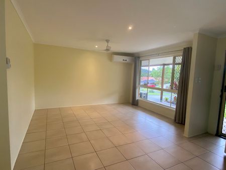 Comfortable Family Living in a Quiet Oxenford Pocket - Photo 3