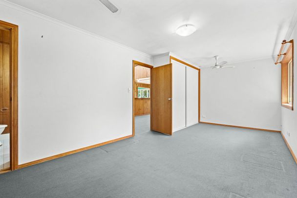 Family beach house quietly set in a sought-after enclave - Photo 1