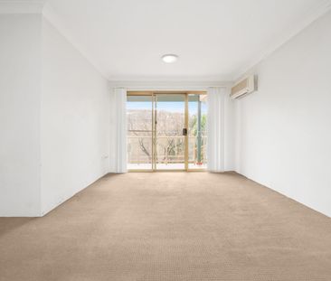 Stylish Two-Bedroom Urban Retreat in a Prime Parramatta Location - Photo 3