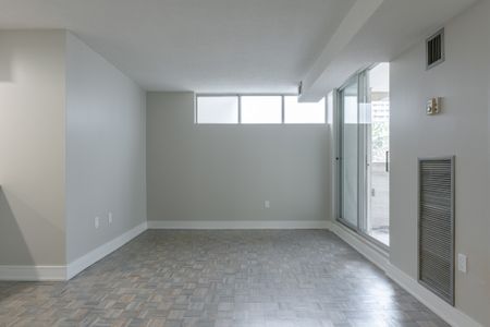 Newly renovated 1 bedroom suites steps from Square One! - Photo 2