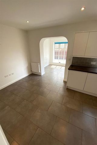 3 bedroom end of terrace house to rent - Photo 5