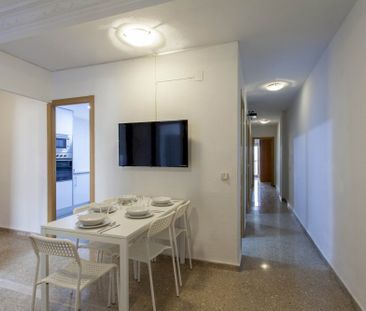 Room for students in Avenida de la Constitución - Photo 5