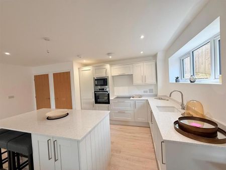 2 bedroom block of apartments to rent - Photo 5