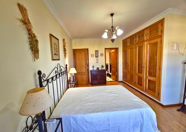Moradia com piscina, jardim, totalmente equipada e mobilada