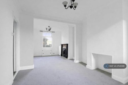 2 bedroom semi-detached house to rent - Photo 4