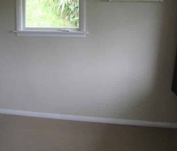 Tidy Three Bedroom - Photo 3
