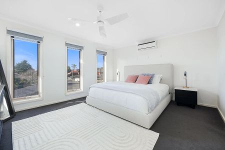 Modern comfort and space in a quiet court location - Photo 3