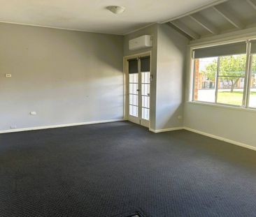 CHARMING TWO BEDROOM UNIT - PRIME LOCATION, COMFORTABLE LIVING! - Photo 4