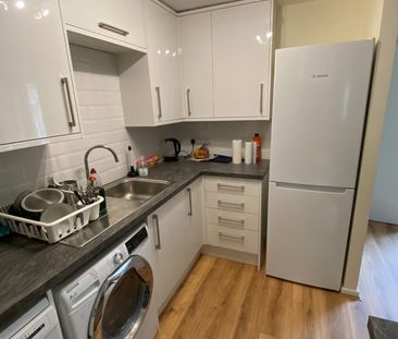 Bright and Sunny Two Bedroom Flat in Jericho - Photo 6