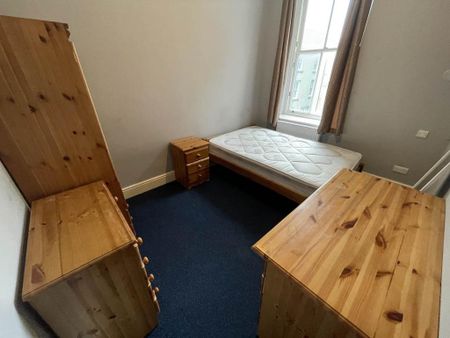 4 bedroom flat to rent - Photo 2