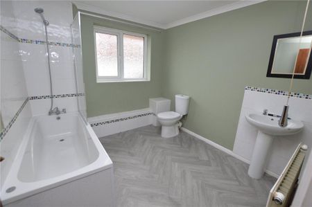 3 bedroom flat to rent - Photo 5