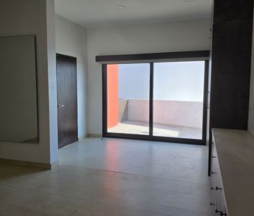 Real Del Mar Tri-level - Photo 2