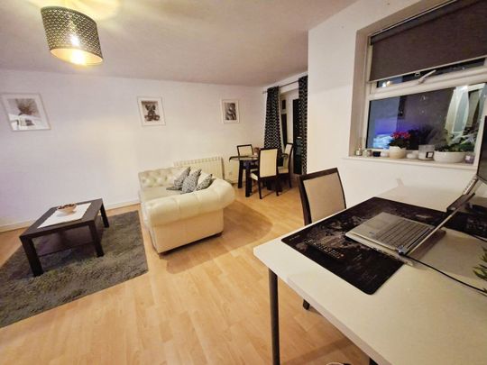 Room in a Shared Flat, Corbidge Court, SE8 - Photo 1