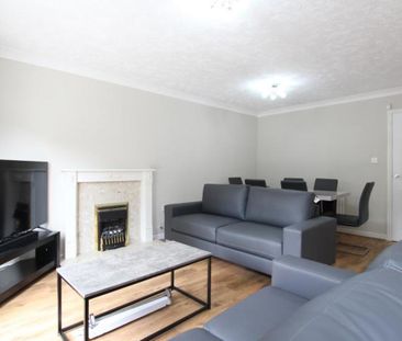 *** STUDENT HOUSE *** A large five bedroom house. Offered on a furn... - Photo 1