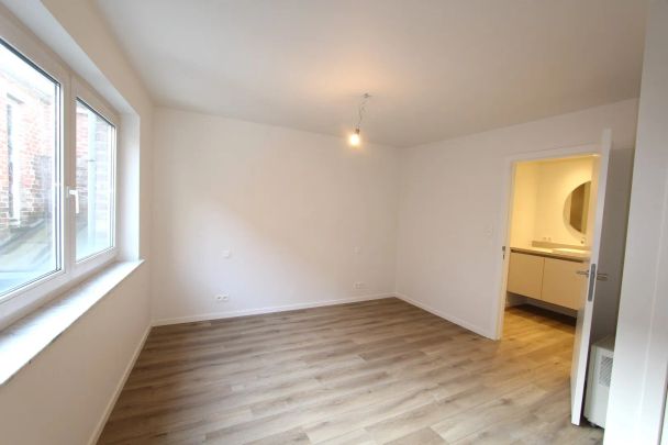 GELIJKVLOERS APPARTEMENT IN HET CENTRUM - Photo 1