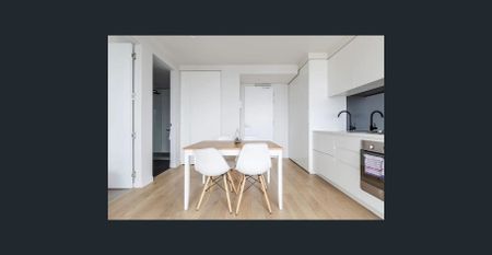 Fully Furnished - Live in Luxury at the Heart of Melbourne CBD: 1BR Apartment with Gym, Pool, and Sauna Available Now! - Photo 4