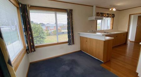 Three bedroom family home - Photo 3