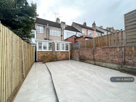 3 bedroom terraced house to rent - Photo 3