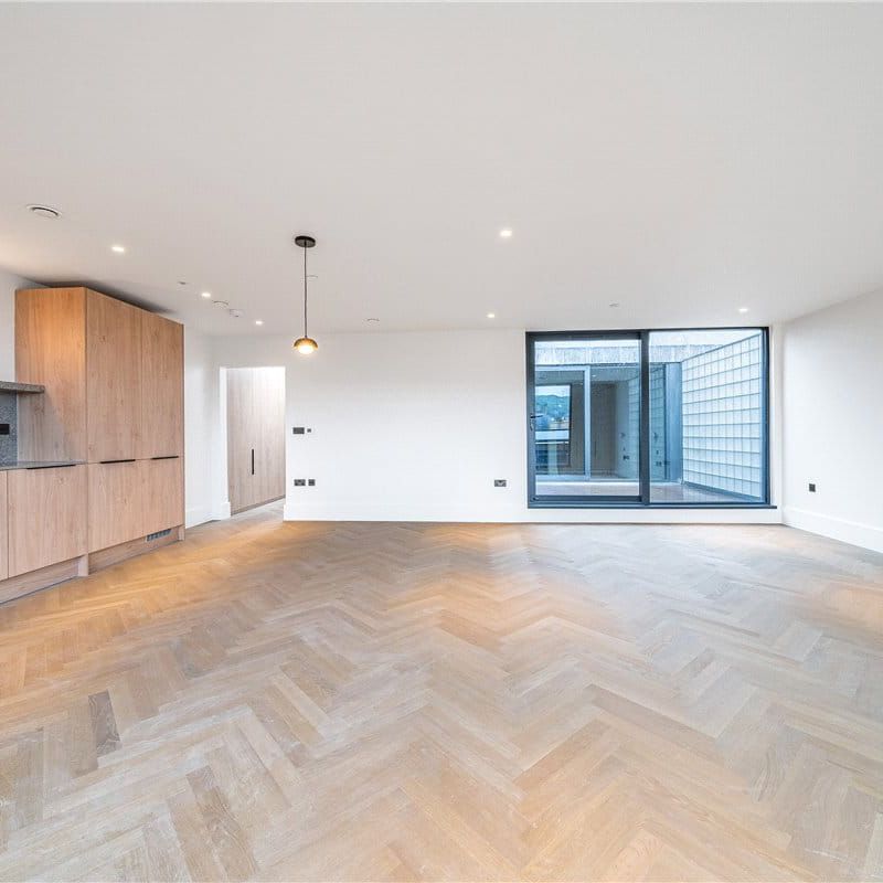 A 4th floor, recently renovated Penthouse apartment in central Bath with 2 bedrooms, 2 bathrooms and large terrace with city views. - Photo 1