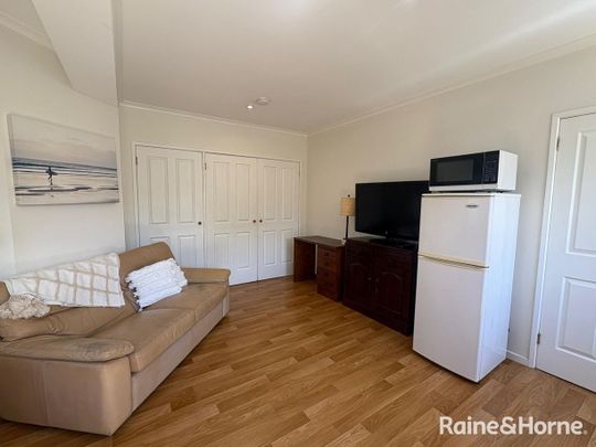 Sunny + fully furnished. Weekly Rent includes utilities! - Photo 1