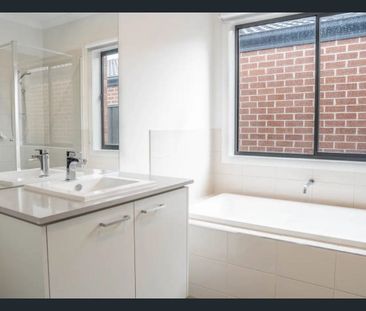 Modern 4 Bedroom Family Home in Edgebrook Estate - Photo 6