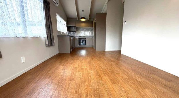 Mangere, 3 Bedrooms - Photo 1