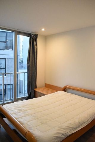 Three bedroom Central Apt w/ Balcony - Photo 4