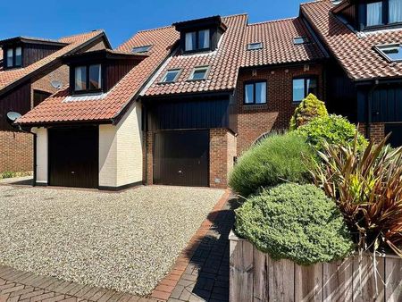 White Heather Court, Hythe, Southampton, SO45 - Photo 2