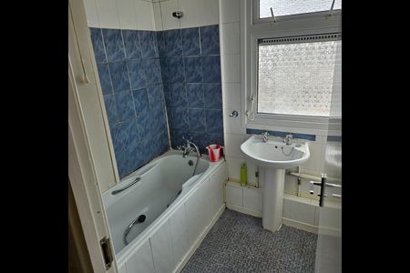 3 Bed Terraced House, Barnardo Drive, IG6 - Photo 5