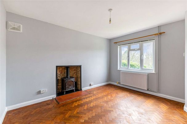 Newly decorated three bedroom house available immediately - Photo 1