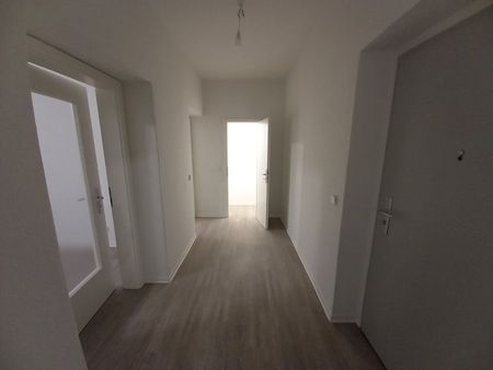 Geräumige, frisch renovierte, 3 Raumwohnung, wartet auf neue Mieter - Photo 3