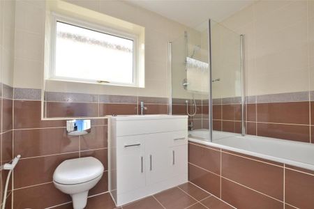 3 bedroom detached house to rent - Photo 3