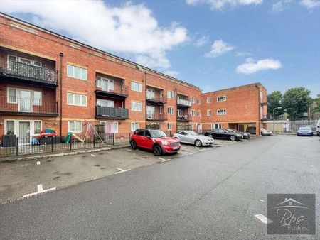 Duett Court, St. Giles Close, Heston, TW5 - Photo 3