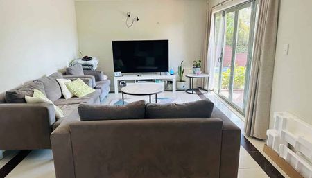 Large 1 bedroom flat with a large living room - Photo 5