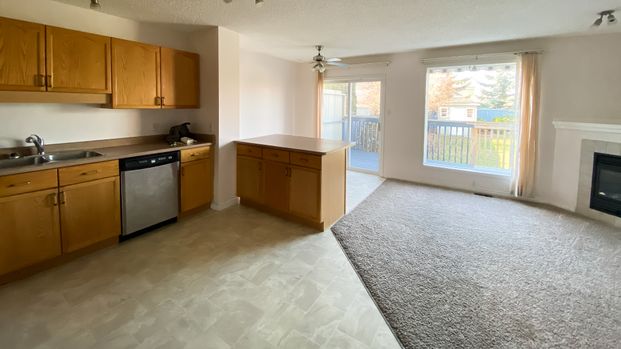 A Charming Retreat With Lush Driveway Peonies. Fully Developed Basement. - Photo 1