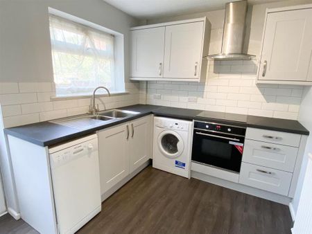 2 bedroom mews to rent - Photo 2