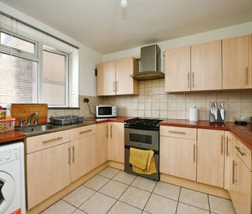 RARE TO FIND Spacious Two Bedroom Maisonette Over Two Floors - Photo 1