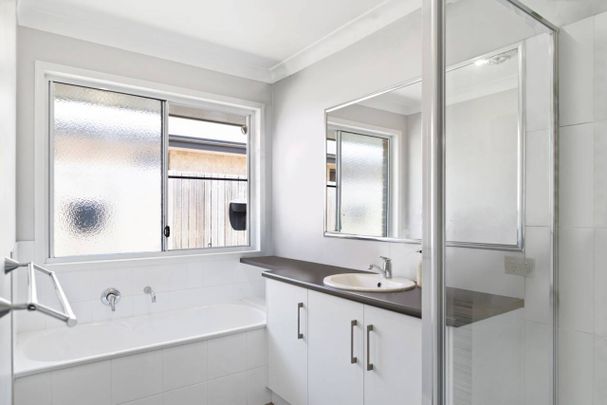 Modern 3-Bedroom, 2-Bath Home with Open-Plan Living & Private Courtyard in Glenvale - Photo 1