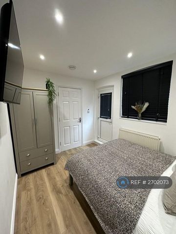 1 bedroom in a house share to rent - Photo 2