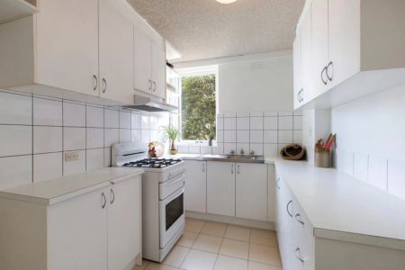 Light filled; ticks all the boxes! - Photo 2